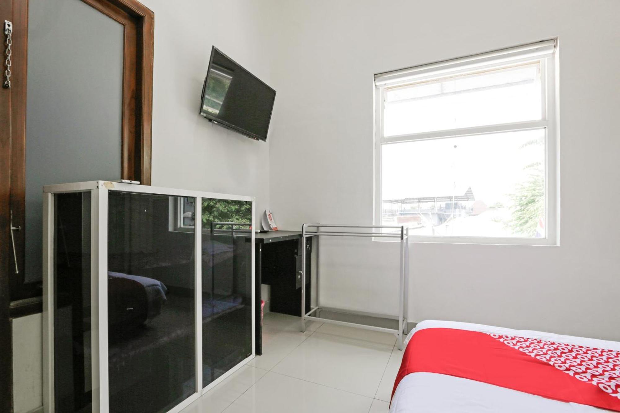 Super Oyo 3838 Tamansari Guest House 수라카르타 외부 사진