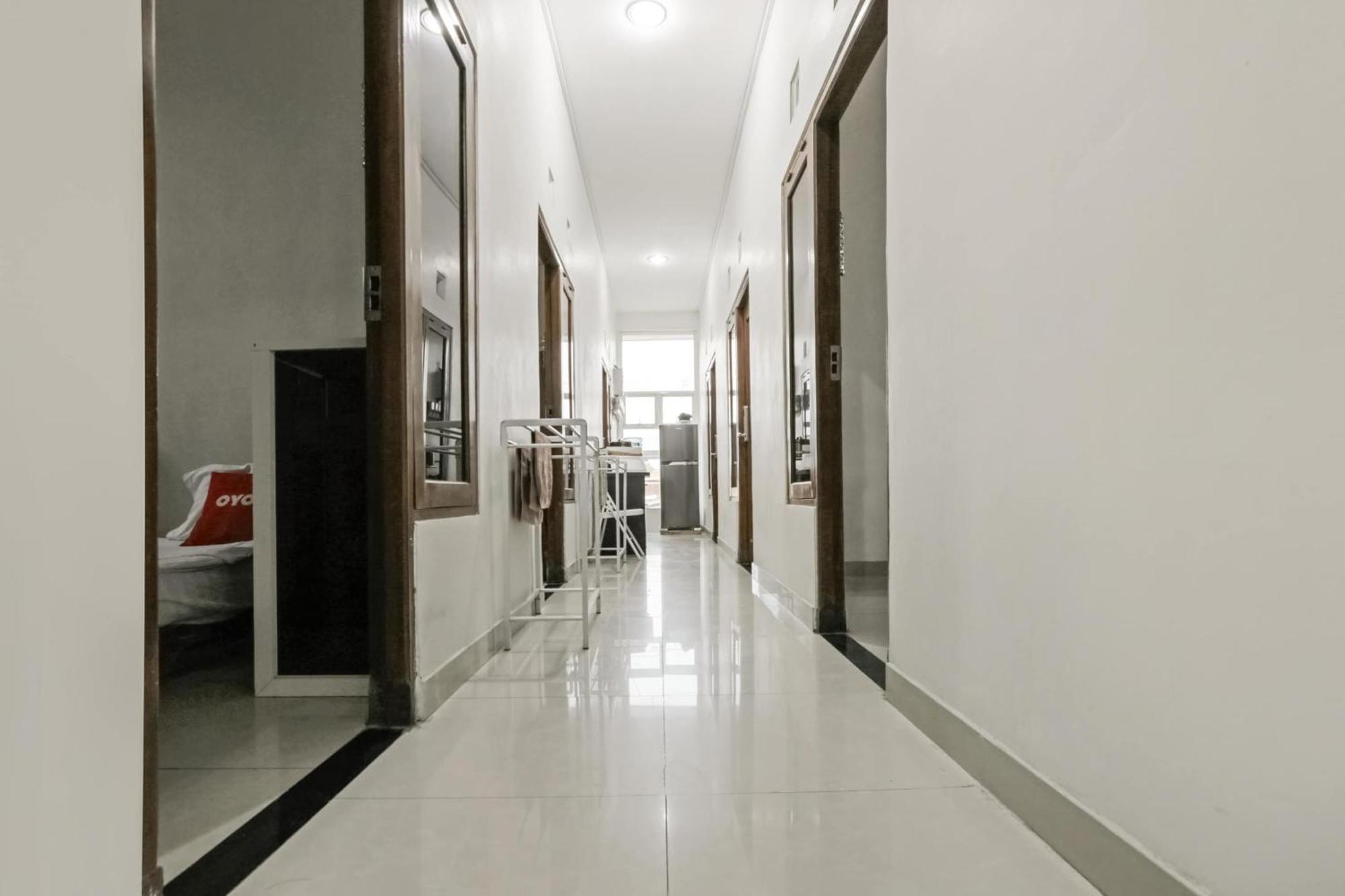 Super Oyo 3838 Tamansari Guest House 수라카르타 외부 사진
